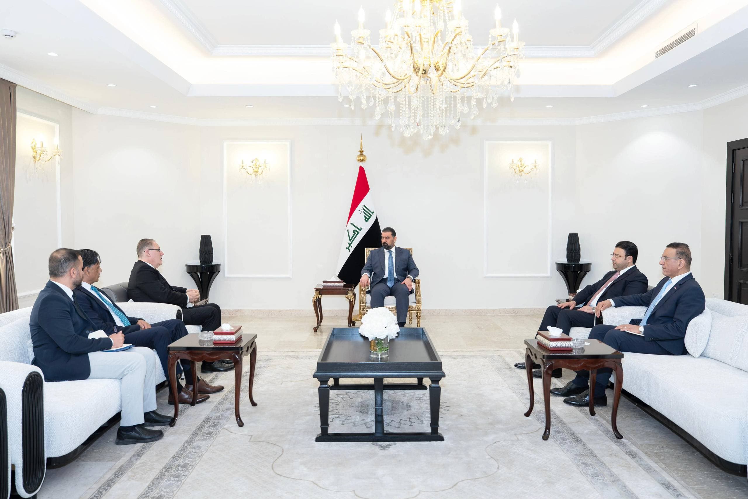الحلبوسي يؤكد دعم البرلمان للمشاريع التنموية والإصلاحات الاقتصادية خلال لقائه مسؤولاً أممياً
