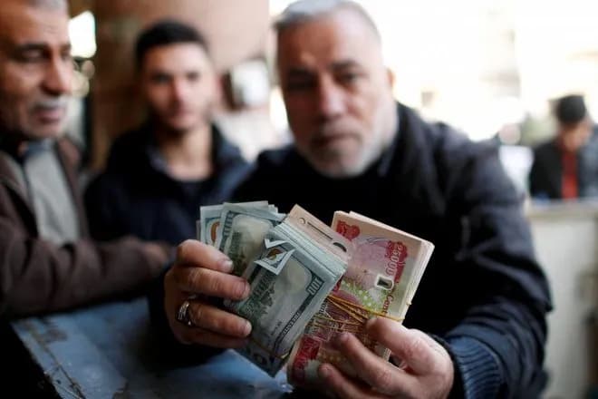 أسعار صرف الدولار تنخفض أمام الدينار العراقي في الأسواق المحلية