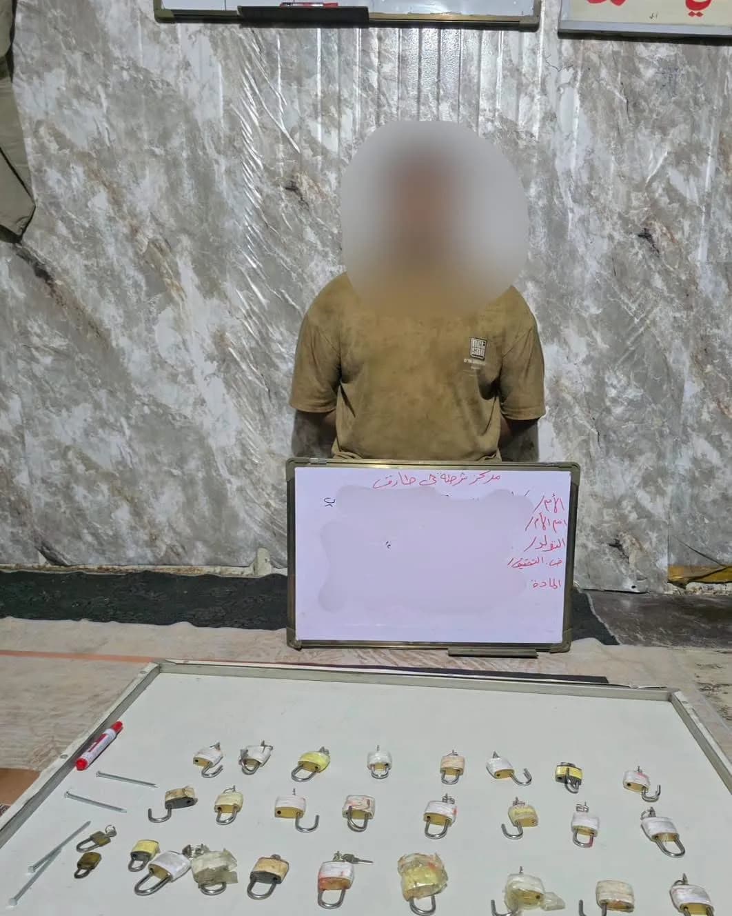 القبض على متهم يمارس السحر والشعوذة بحوزته 37 قفلاً عليها اسماء اشخاص