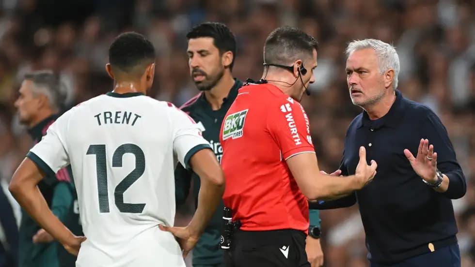 عاد ليُشكك.. مورينيو يشعل الجدل مبكرًا حول حكم الكلاسيكو
