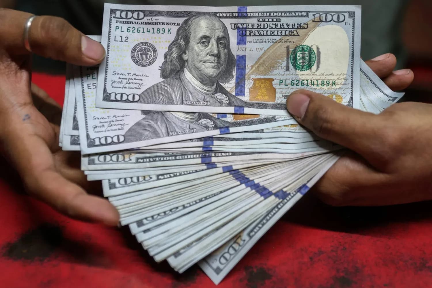 اسعار صرف الدولار تواصل ارتفاعها امام الدينار في التعاملات الصباحية