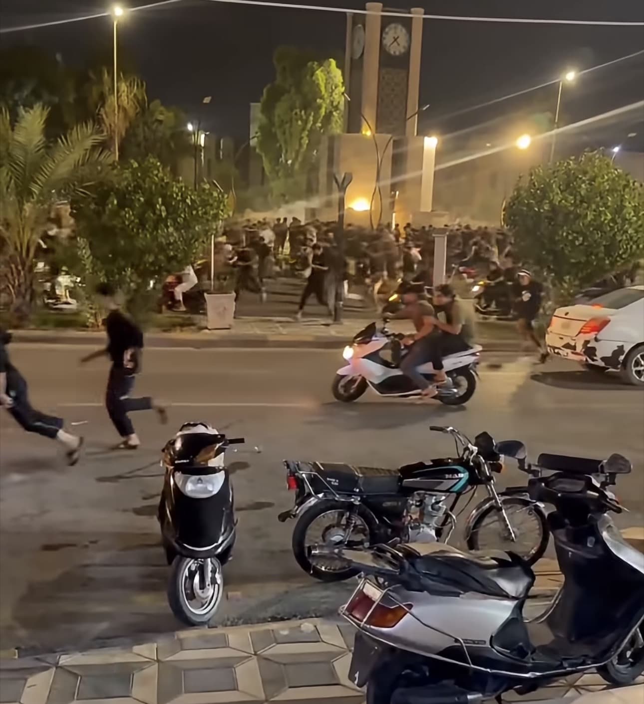 مواجهات بين المتظاهرين والقوات الأمنية أمام مبنى محافظة واسط احتجاجًا على تردي الكهرباء