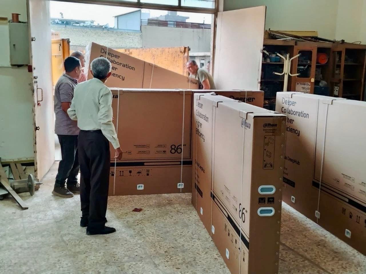 التربية توزع 816 شاشة تفاعلية لتعزيز التعليم الرقمي في بغداد والمحافظات