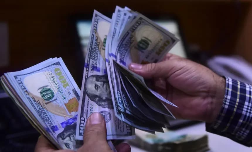 انخفاض أسعار الصرف إلى 153,500 دينار "للورقة" بعد تسلم العراق شحنة دولار من أمريكا