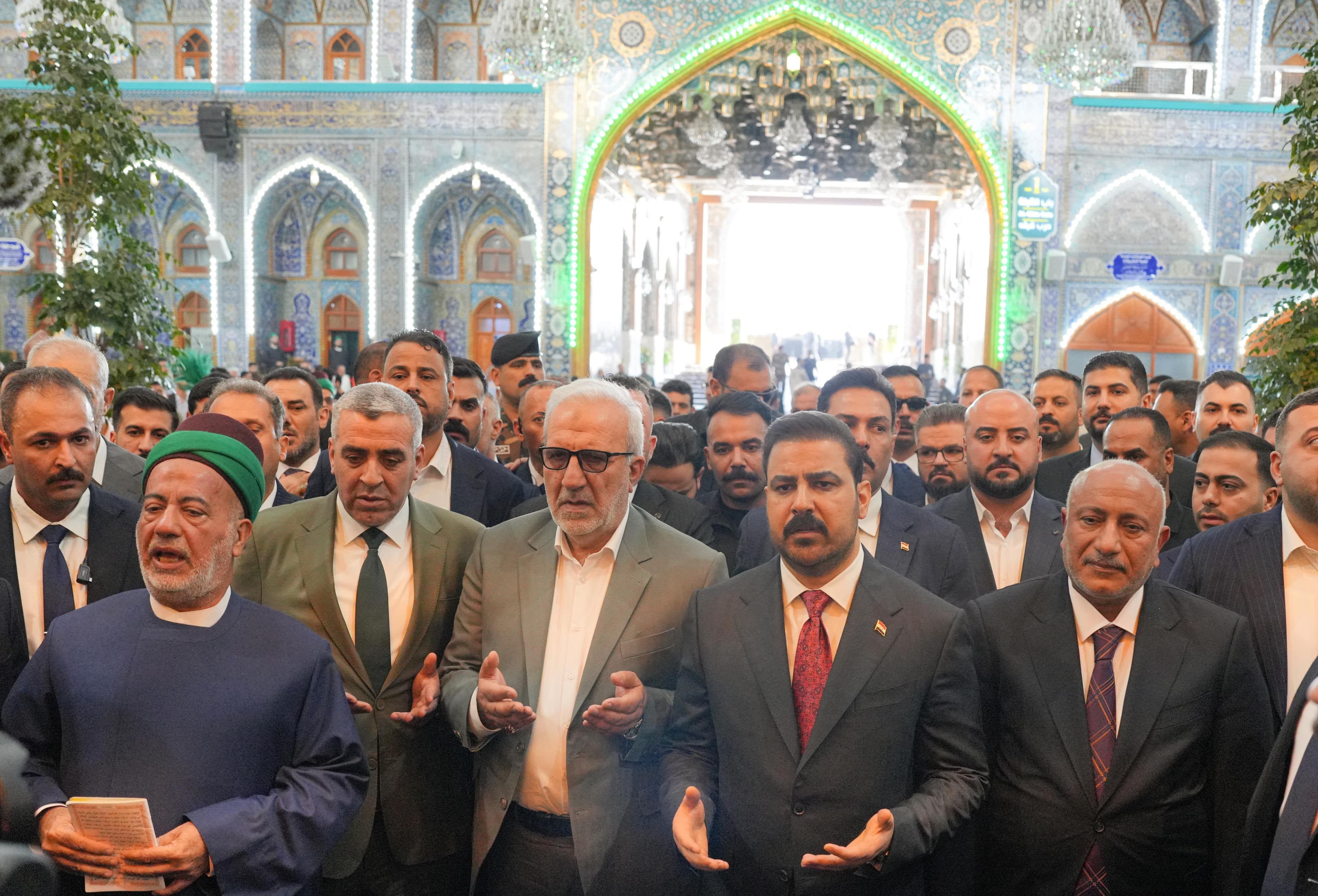 الزيدي يؤدي مراسم الزيارة لمرقد الإمام علي بن أبي طالب (عليه السلام)