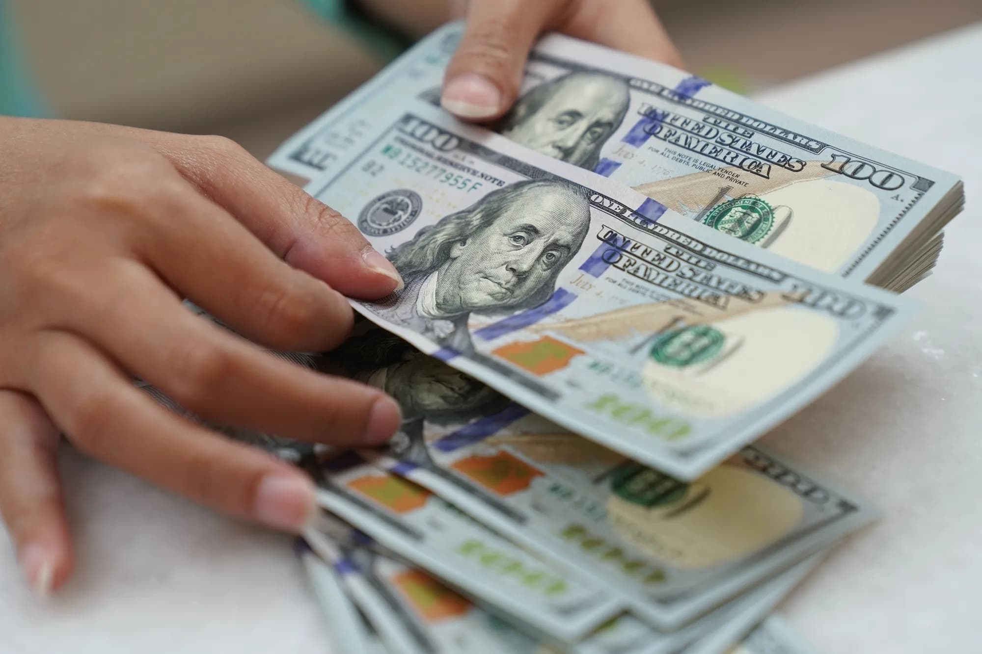 أسعار الصرف بالعراق: البيع 154,250 والشراء 153,250 لكل 100 دولار