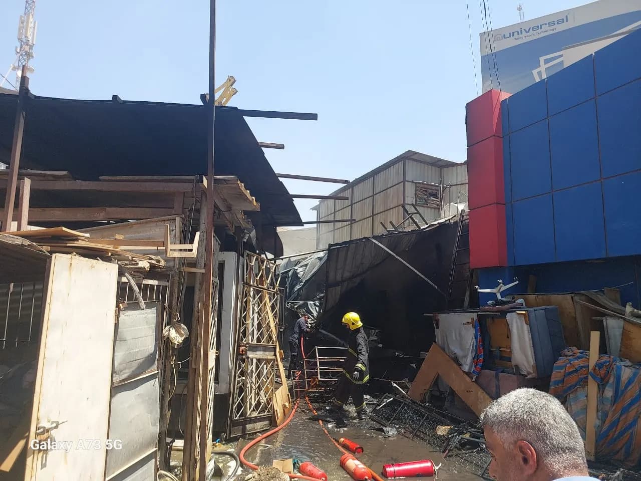 الدفاع المدني يخمد حريقاً في الكرادة وينقذ ثلاثة مصابين