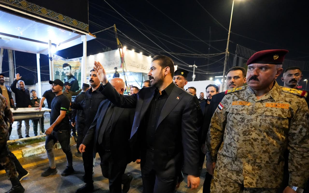 رئيس مجلس الوزراء علي الزيدي يجري جولة ميدانية في كربلاء المقدسة بين جموع الزائرين