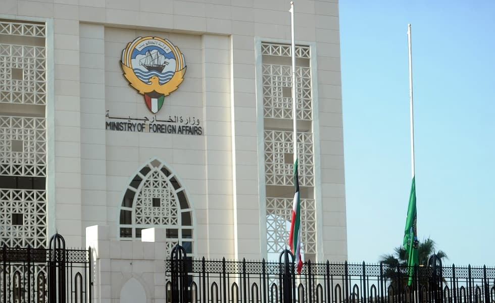 الخارجية الكويتية: ندين تكرار الاعتداءات الإيرانية التي تمثل انتهاكاً لسيادة البلاد