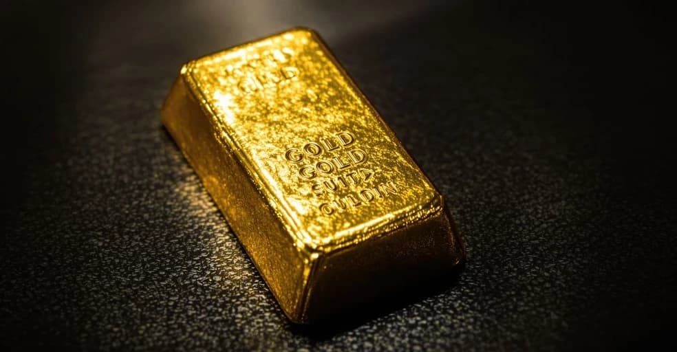 أسعار الذهب تتراجع بضغط من قفزة النفط وتتجه لتسجيل رابع خسارة شهرية على التوالي