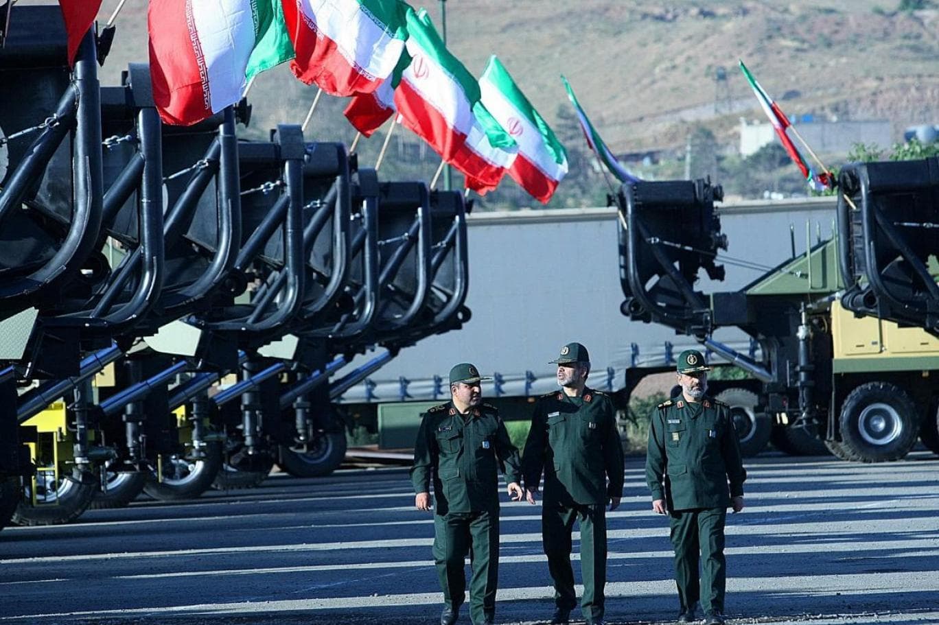 الحرس الثوري الإيراني يستهدف قاعدة أمريكية في التنف ويهدد بوقف صادرات النفط والغاز