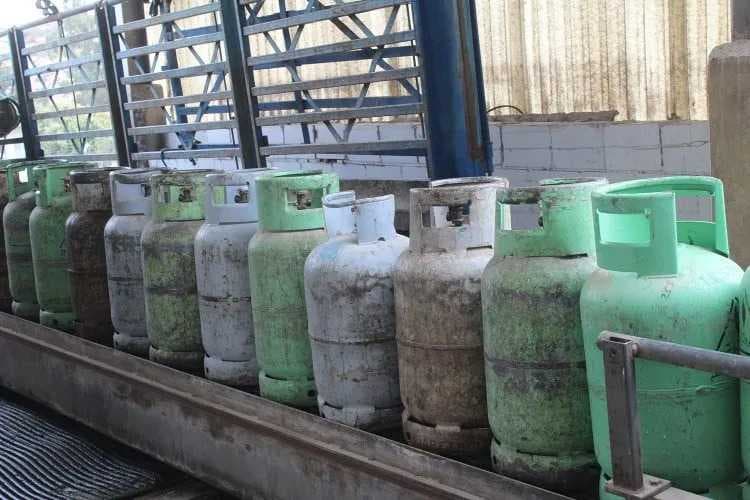 النفط تؤكد توفر أسطوانات الغاز بكثرة