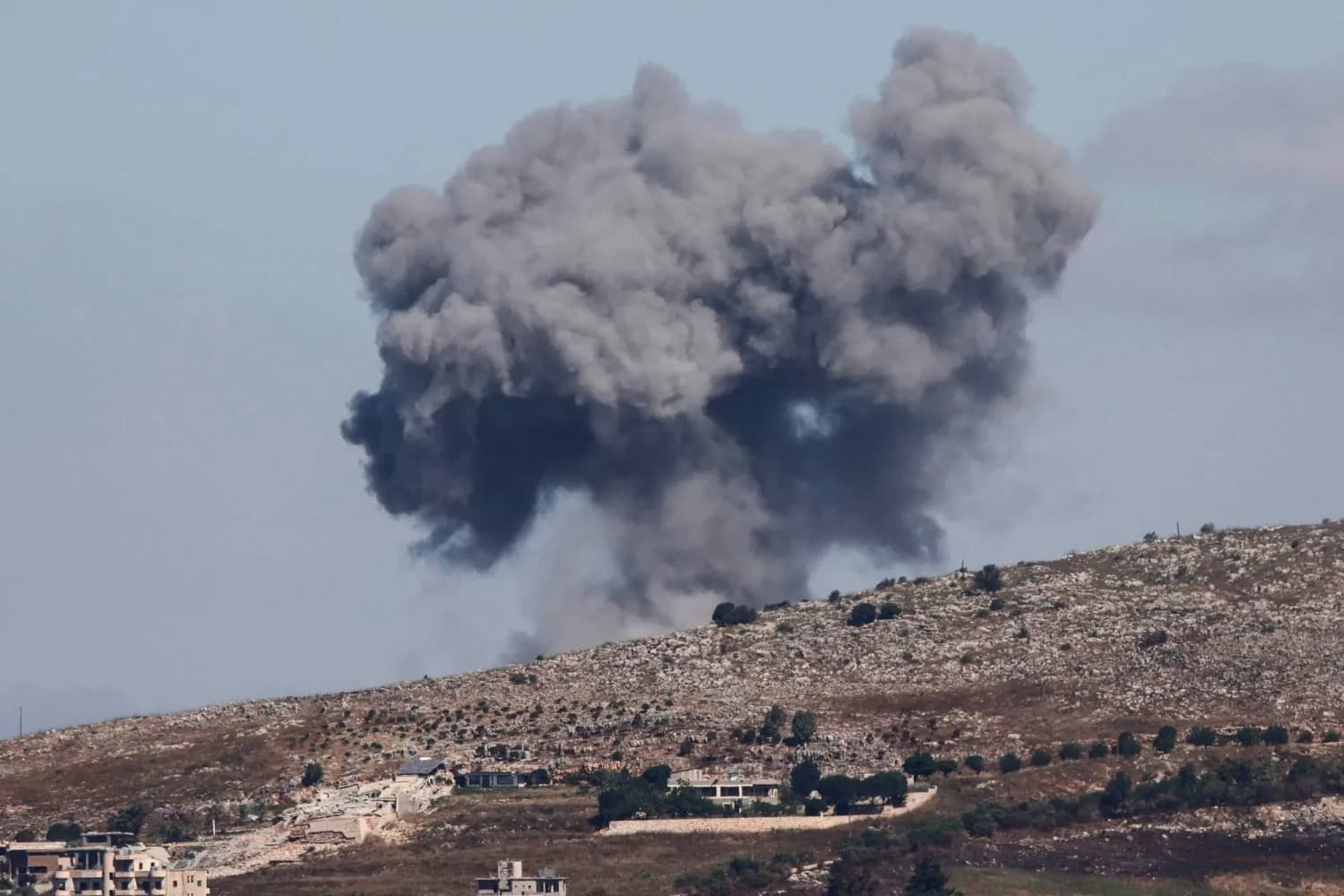 مجددا.. اسرائيل تستهدف بلدة المنصوري جنوبي لبنان