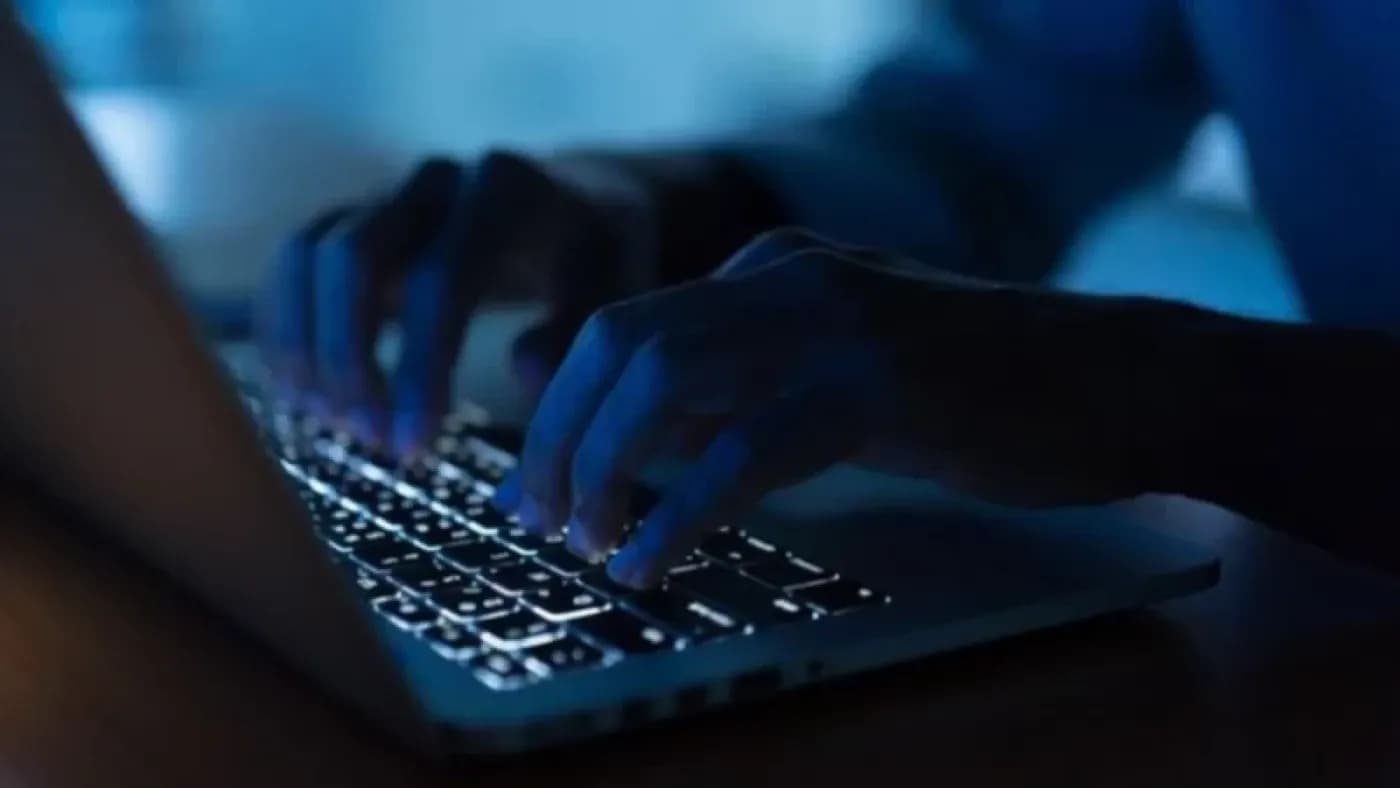 الإعلام الأمني: تفكيك إحدى أكبر شبكات النصب والابتزاز الإلكتروني في العراق