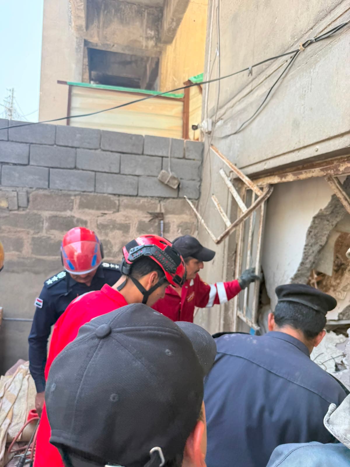 الدفاع المدني يواصل البحث عن مفقودة إثر انهيار مبنى سكني في البصرة