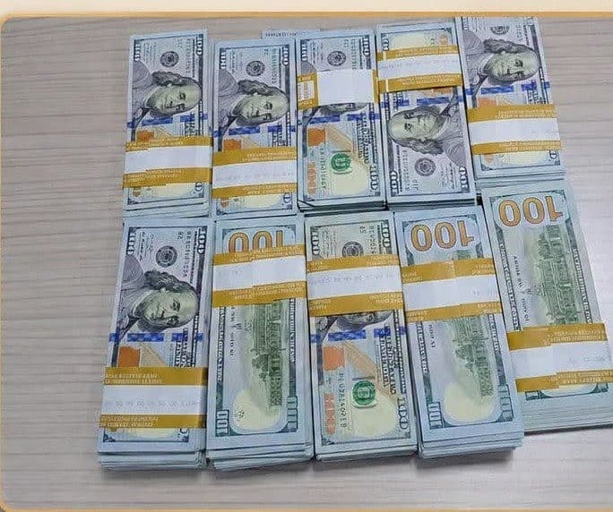 الكمارك: ضبط مسافر بحوزته 100 ألف دولار غير مُصرَّح بها في مطار النجف الأشرف