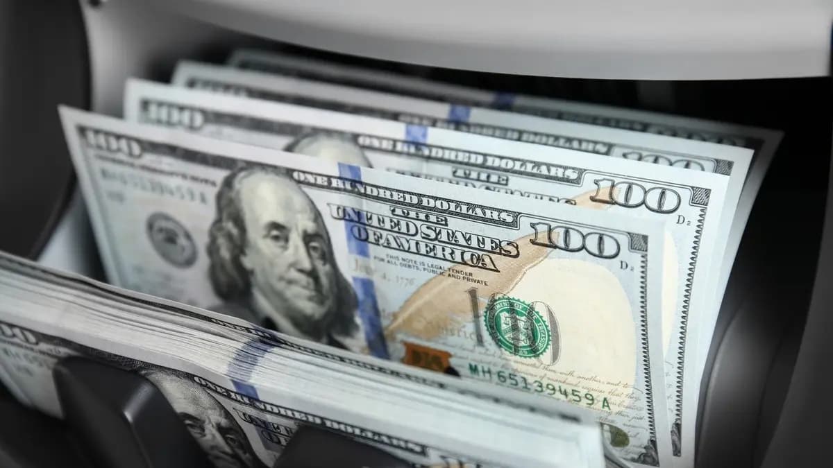أسعار الدولار تسجل انخفاضاً جديداً وتصل إلى 155,500 دينار