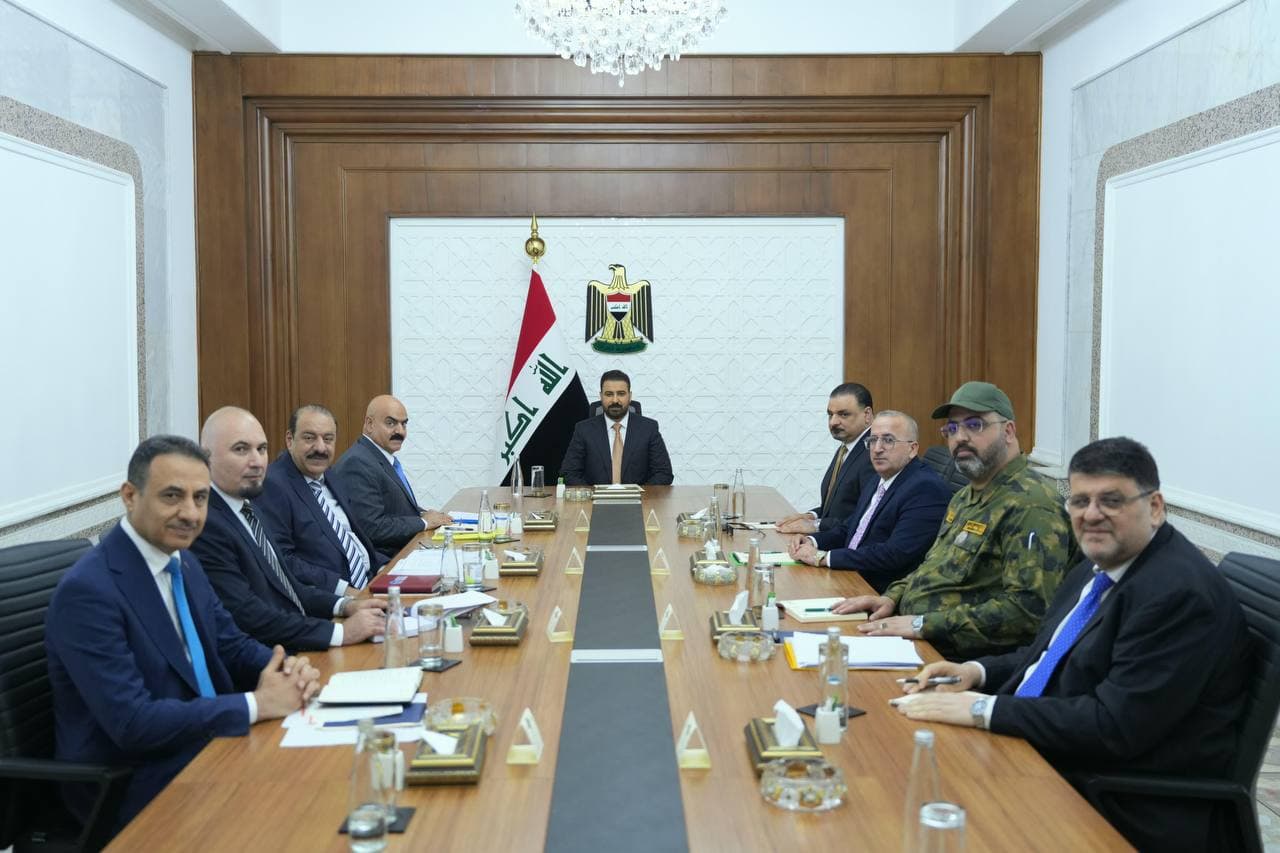 رئيس الوزراء يوجه باستئناف المشاريع المتوقفة وتوسيع الجهد الخدمي في المناطق المحرومة