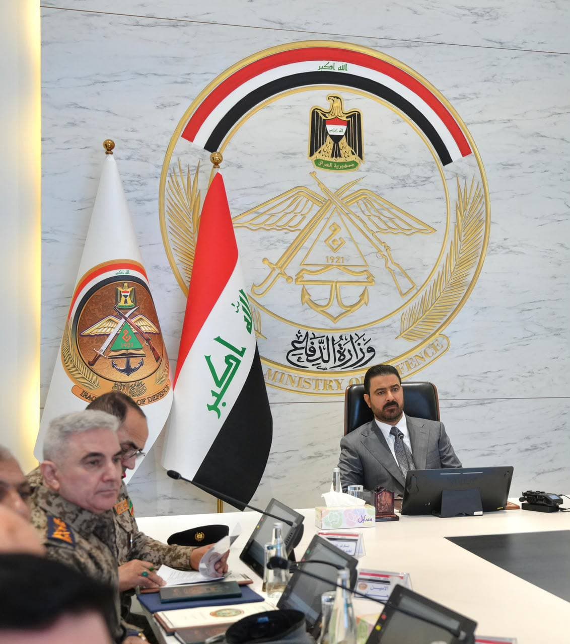 القائد العام للقوات المسلحة يجري زيارة إلى وزارة الدفاع ويصادق على جدول ترقيات الضباط