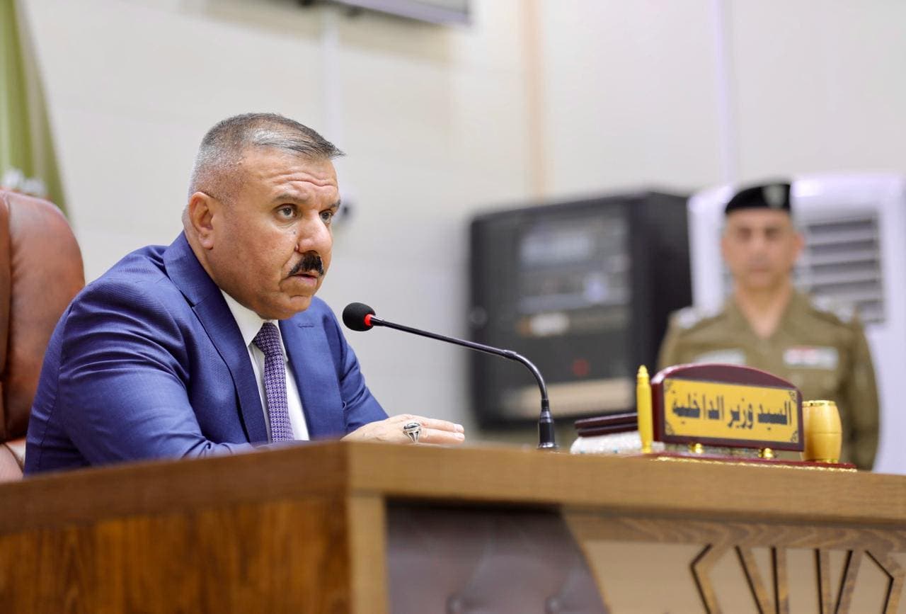 وزير الداخلية يوجّه بنقل ضابط مرور أساء إلى المواطنين