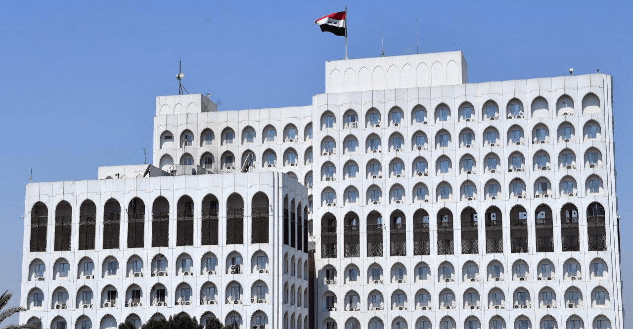 العراق يرحب بقرار بريطانيا بإعادة تصنيف المستوى الأمني