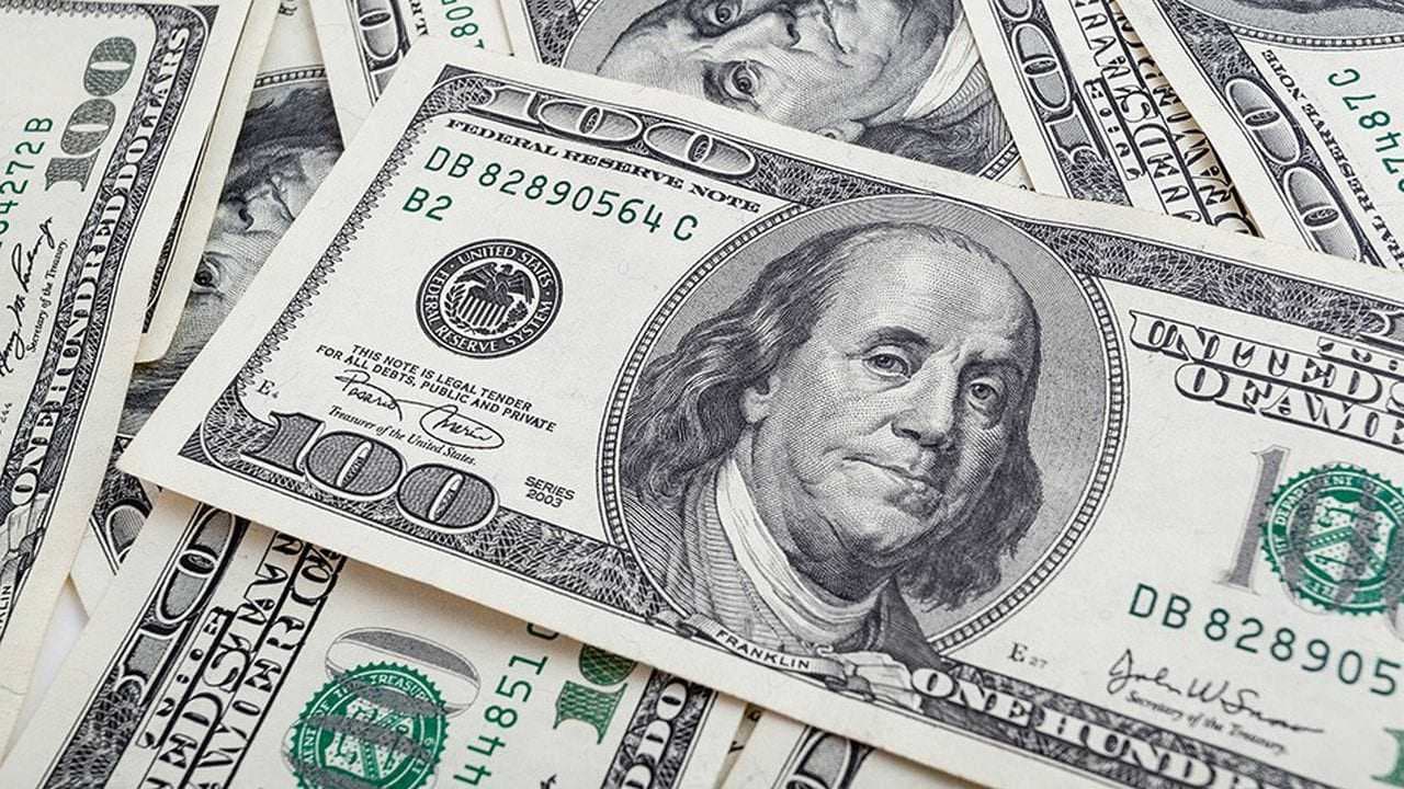 انخفاض طفيف بأسعار الدولار في بغداد وأربيل
