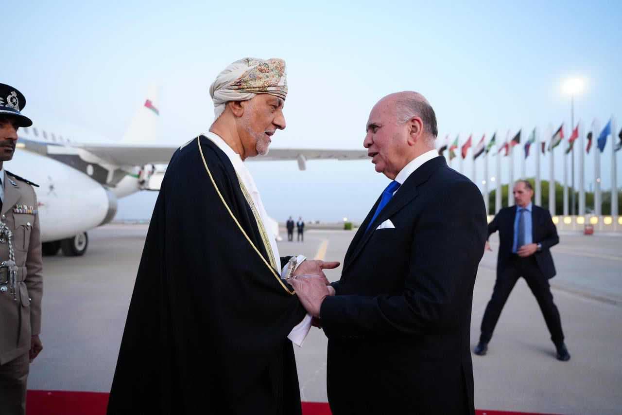 للمشاركة في القمة العربية.. نائب رئيس الوزراء العماني يصل إلى بغداد