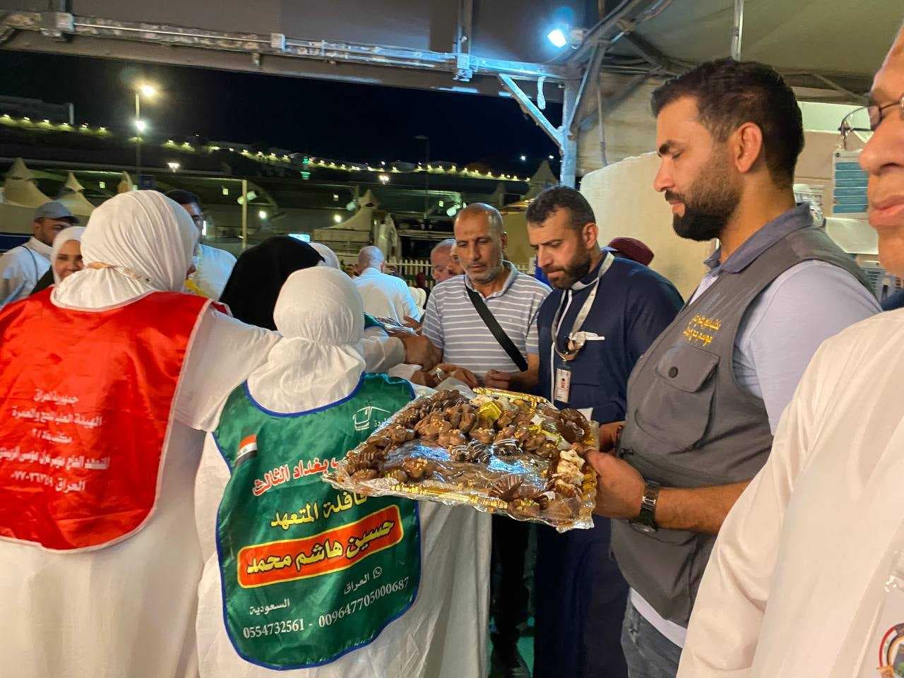 صور من منى.. بعثة الحج توزع الحلويات للحجاج بعد تناول وجبات العشاء