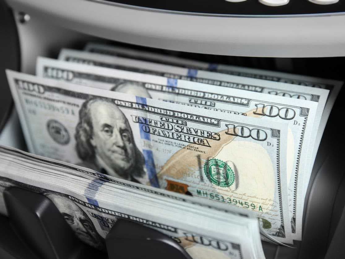 انخفاض أسعار الدولار مقابل الدينار في بغداد واربيل