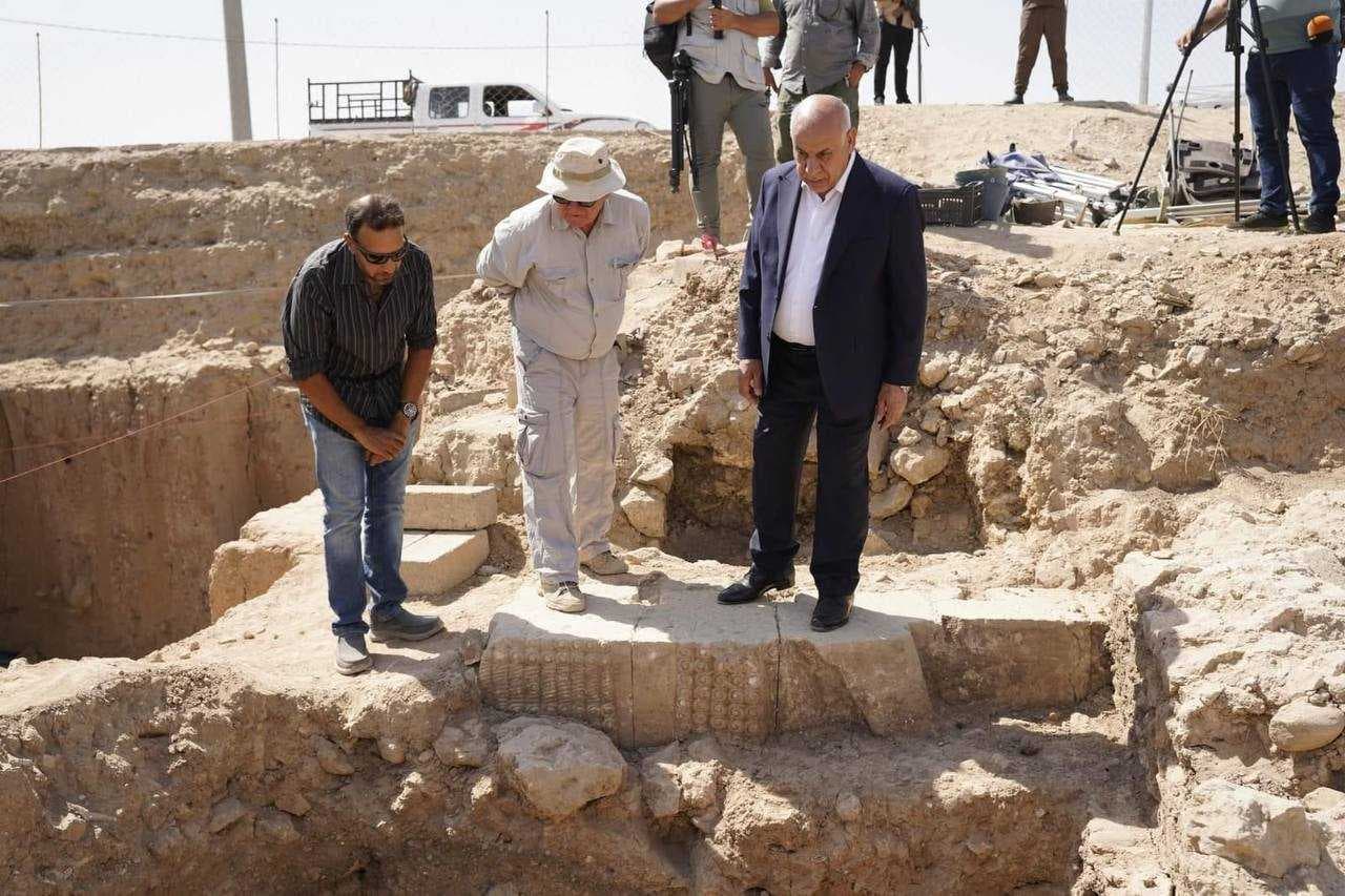 بارتفاع يصل إلى 6 أمتار.. اكتشاف أكبر ثور مجنح آشوري في مدينة الموصل (صور)