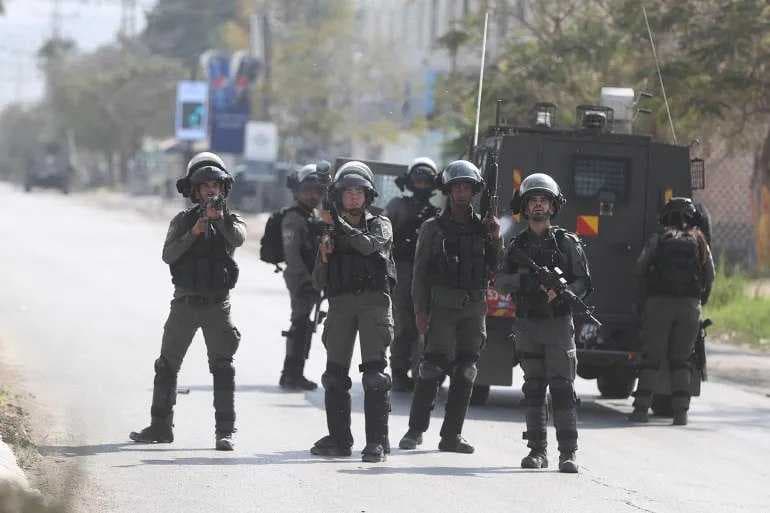 قوات الاحتلال تعتقل ثلاثة شبان خلال اقتحامها مخيمات الأمعري وقلنديا والجلزون شمالي رام الله
