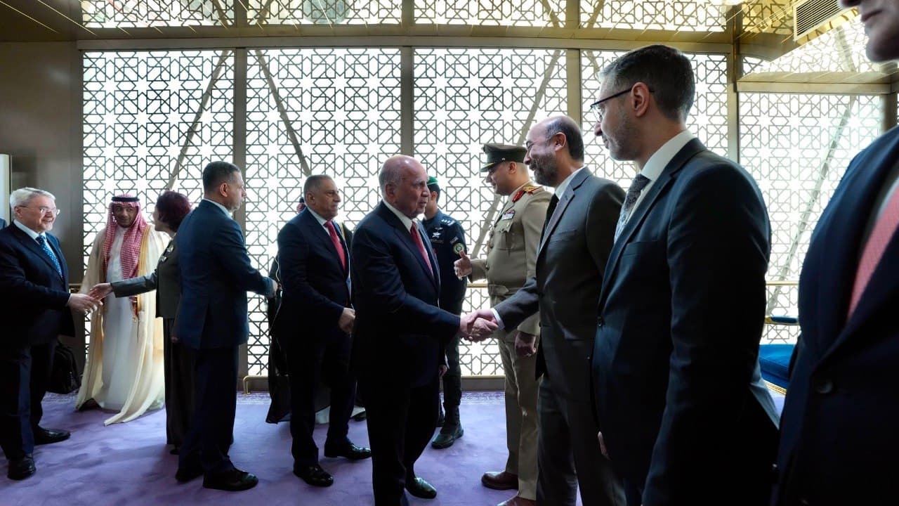 وفد عراقي رفيع المستوى يضم وزير الخارجية ومستشار الأمن القومي ورئيس جهاز المخابرات الوطني يتجه إلى العاصمة السعودية الرياض تلبية لدعوة رسمية