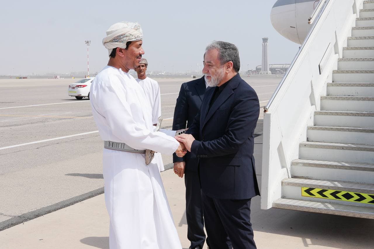 وزير الخارجية الإيراني يصل إلى مسقط لبحث الأوضاع في مضيق هرمز