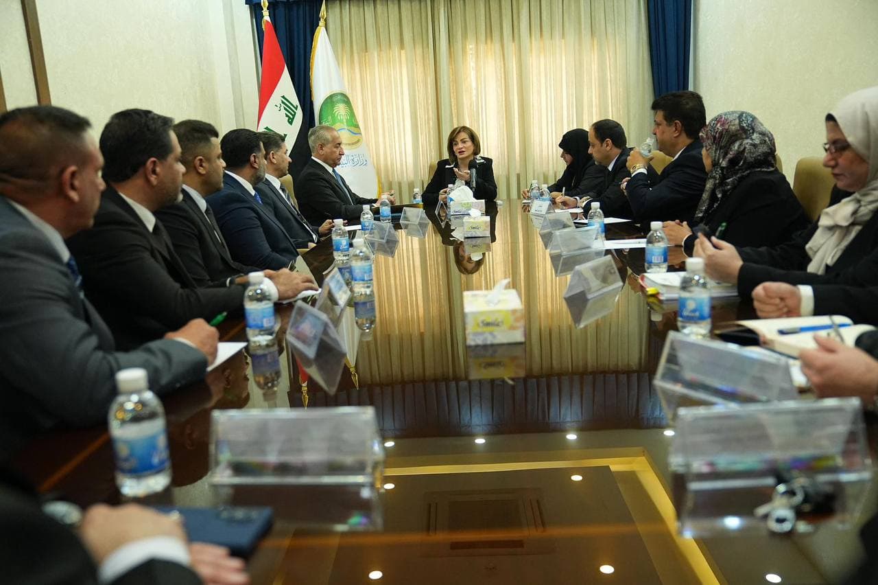 وزيرة البيئة تباشر مهامها رسمياً وتؤكد العمل بروح الفريق ورؤية تخدم المواطنين