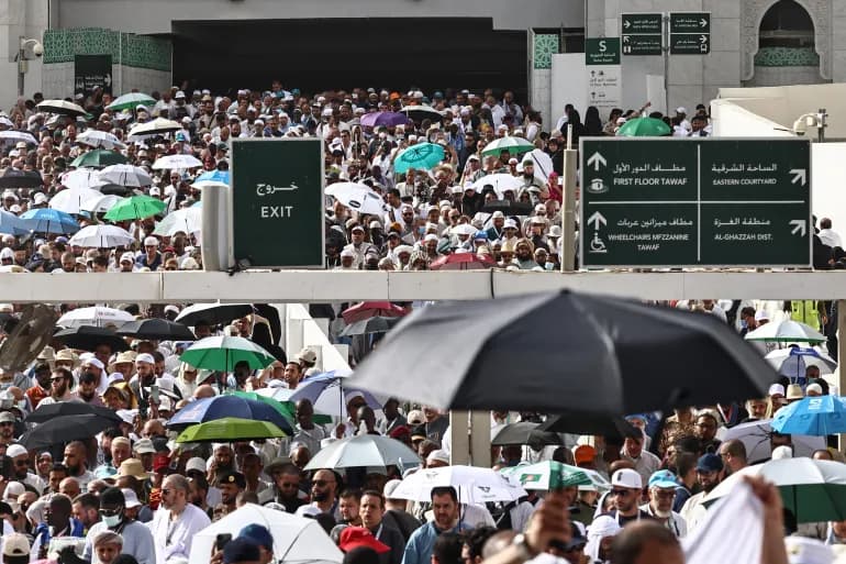 توافد الحجاج إلى منى إيذاناً ببدء مناسك الحج