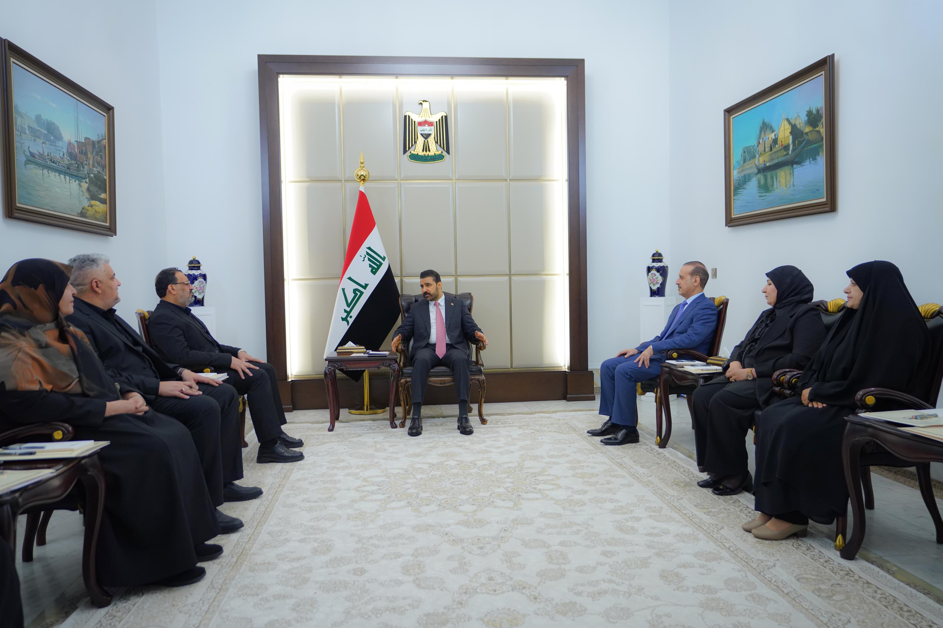 رئيس الوزراء: الحكومة وضعت رؤية اقتصادية تستند إلى تفعيل القطاعات التنموية بالتزامن مع الشروع بإعداد موازنة البرامج والأداء
