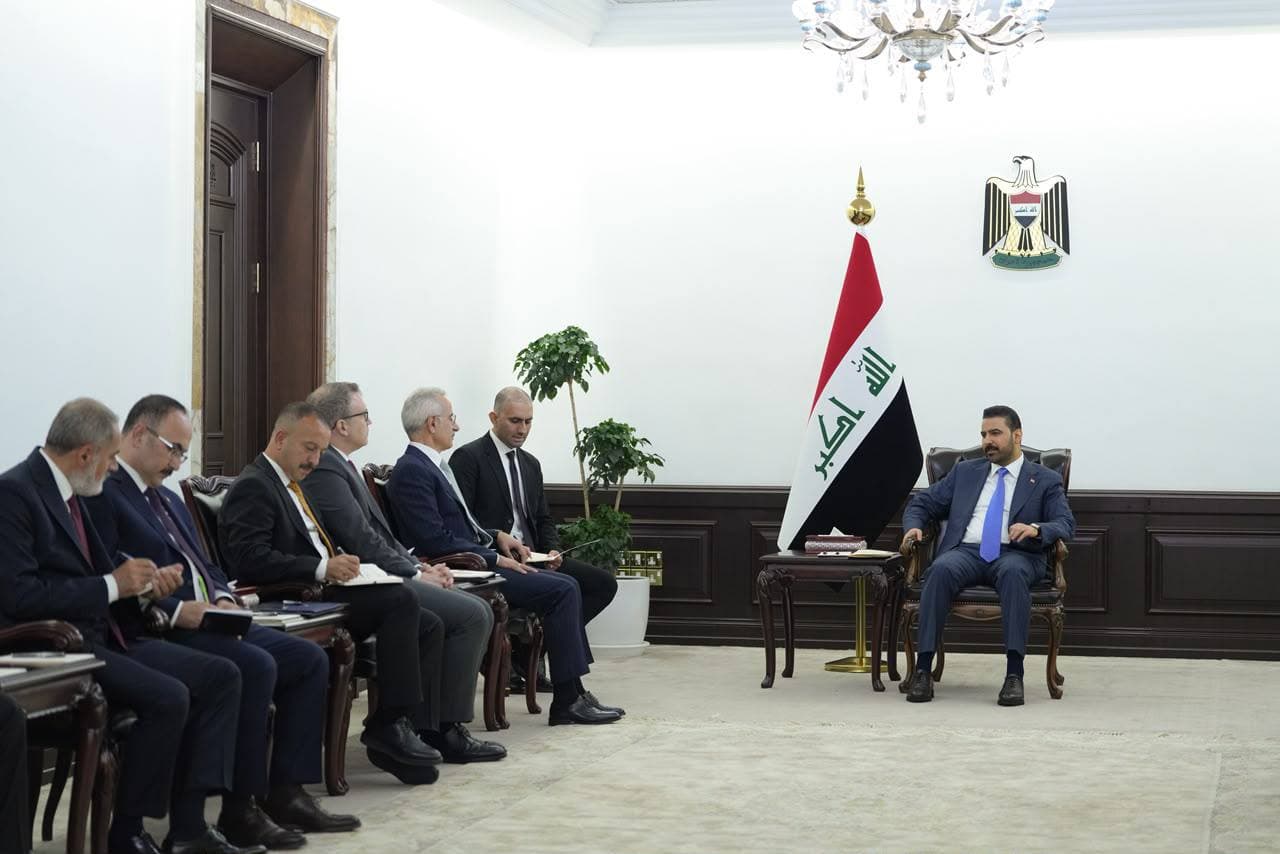 رئيس الوزراء علي الزيدي يستقبل وزير النقل والبنية التحتية التركي عبد القادر أورال أوغلو