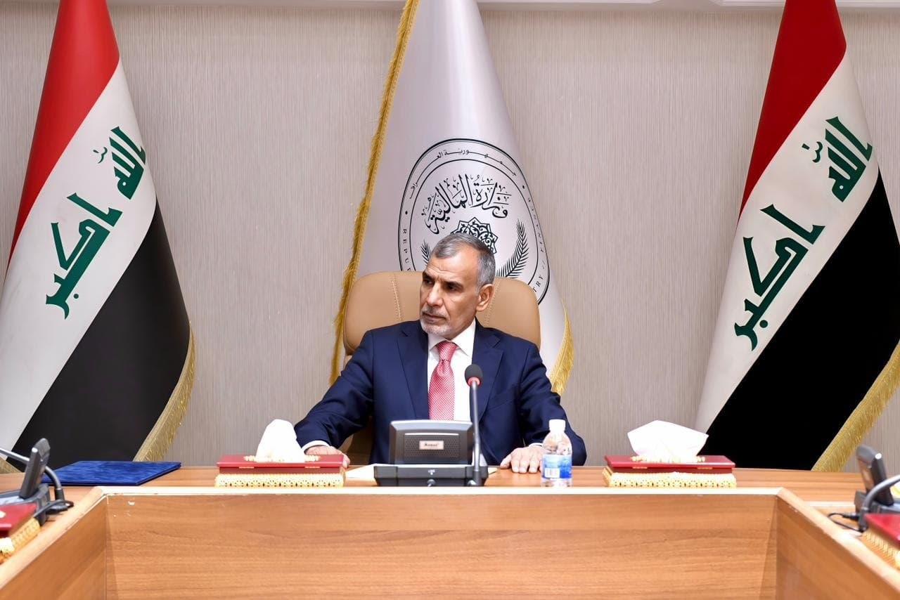 وزير المالية يترأس اجتماعاً موسعاً ويؤكد ضرورة تعزيز الانضباط المالي وزيادة الإيرادات
