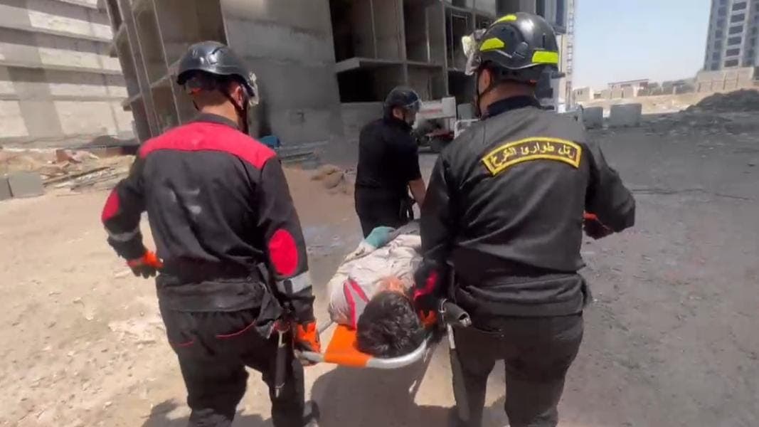 الدفاع المدني ينقذ 3 عمال إثر انهيار "سكلة بناء" في بغداد