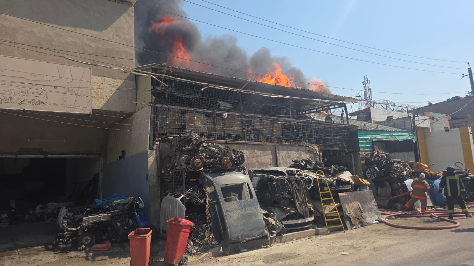 الدفاع المدني يكافح حريقاً داخل محال لبيع الأدوات الاحتياطية في الكرادة