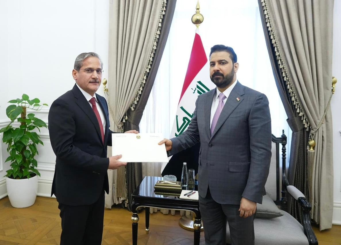 رئيس الوزراء يكشف عن ذمته المالية ويسلمها إلى رئيس هيئة النزاهة